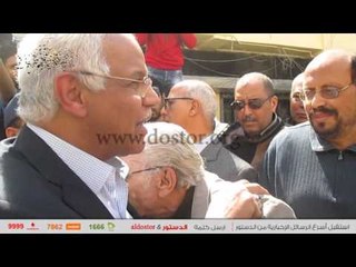 عجوز يطالب محافظ القاهرة بتوفير سكن ومعاش له.. والسعيد يستجيب