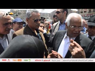 سيدة تُقبل يد محافظ القاهرة للحصول على "كشك"
