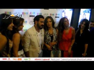 "سيلفي" محمد رجب مع جمهوره بعد عرض "الخلبوص"