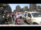 مواطنون يستقبلون سيارات الشرطة بالتهليل بميدان عابدين