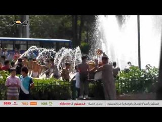 أطفال يحولون ميدان النهضة إلى حمام سباحة