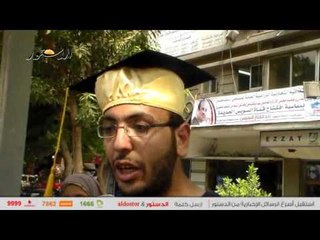 أوائل الخريجين يبيعون "مناديل" ويمسحون السيارات احتجاجا على عدم التعيين