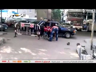 حقوق الانسان بالداخلية يستقبلون ناخب قعيد للإدلاء بصوته