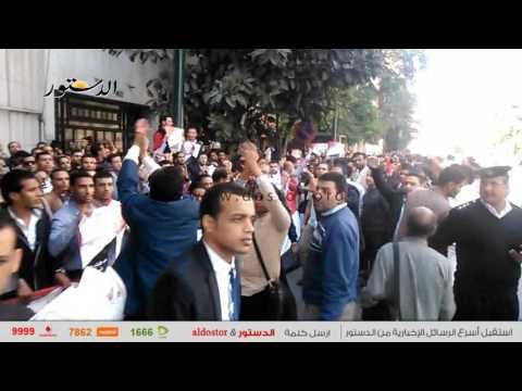 حملة الماجستير والدكتوراة يتظاهرون أمام الوزراء بصور السيسي
