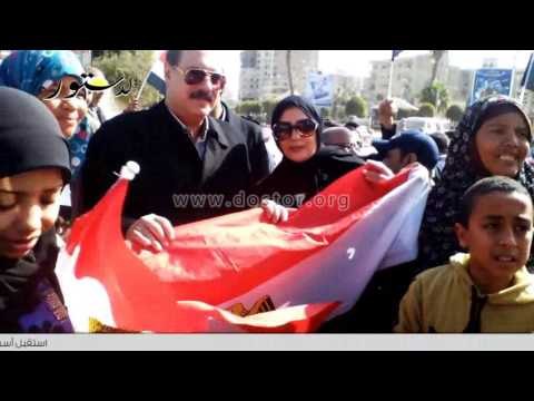 مدير أمن الفيوم يوزع الحلوي بميدان الثورة