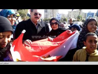 مدير أمن الفيوم يوزع الحلوي بميدان الثورة