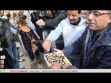 متظاهرون يوزعون الحلوى بميدان التحرير
