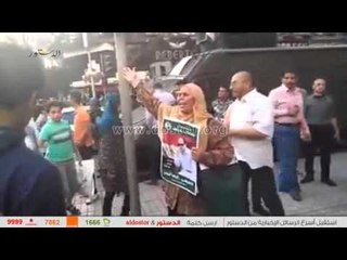 سيدة تهتف للسيسي امام مول طلعت حرب