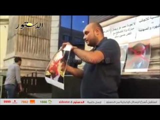 محتجون يشعلون النار في صور رموز نظام مبارك على سلالم "الصحفيين"