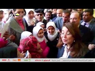 "والي" تلتقط صورا تذكارية مع تلاميذ صفط في بني سويف