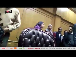 الدستور | شاهد الإعتداء على محامية فى مبنى النقابة
