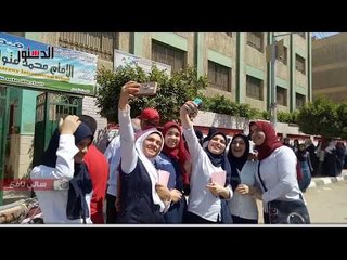 الدستور | صور سيلفى لطالبات الثانوية العامة امام اللجان بالمنصورة بعد اول يوم امتحان