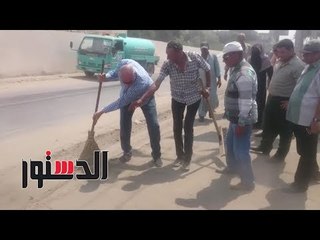 الدستور | رئيس مدينة المحلة يكنس رصيف الشارع بـ«المقشة»