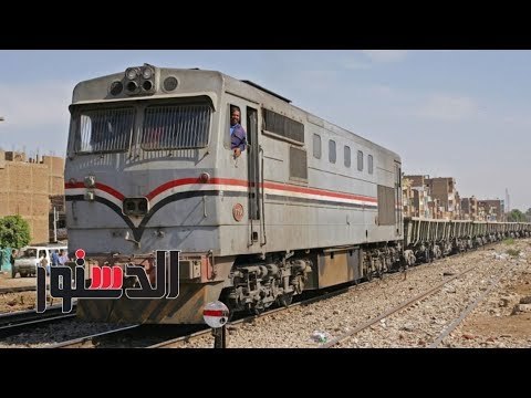 الدستور | عامل مزلقان أنقذ أرواح المئات من ركاب القطار والهيئة تكرمه 500 جنيه في المنيا