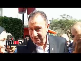 الدستور | الخطيب يقبل رأس سيدة عجوز وسط هتاف " الله عليك يا خطيب"