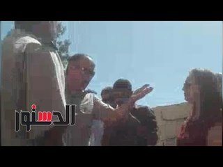 الدستور | حرس وزير التنمية المحلية يمنع سيدة من المرور: «عايزة أروح بيتى»