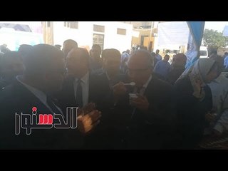 الدستور | وزير التنمية المحلية يتذوق الزبادى خلال زيارته للمشروعات الصغيرة ببني سويف