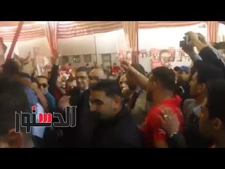 الدستور | أنصار «طاهر» يهتفون: «رئيس الأهلي وصل»