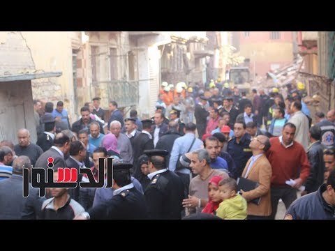 الدستور | قوات الحماية المدنية تستعين بـ عربات القمامة لنقل أنقاض عقار روض الفرج