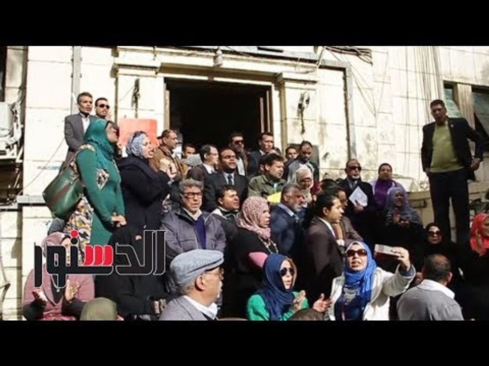 الدستور | شاهد.. محامون يهتفون ضد نجل عاشور ويهددون بالتصعيد