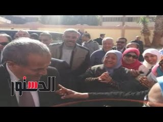 الدستور |أهالي السويس يستقبلون وزير التموين بالهتاف للسيسي وتحيا مصر