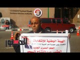 الدستور | مواطن يحمل لافته تأييد لـ «السيسى» أمام «الوطنية للانتخابات»
