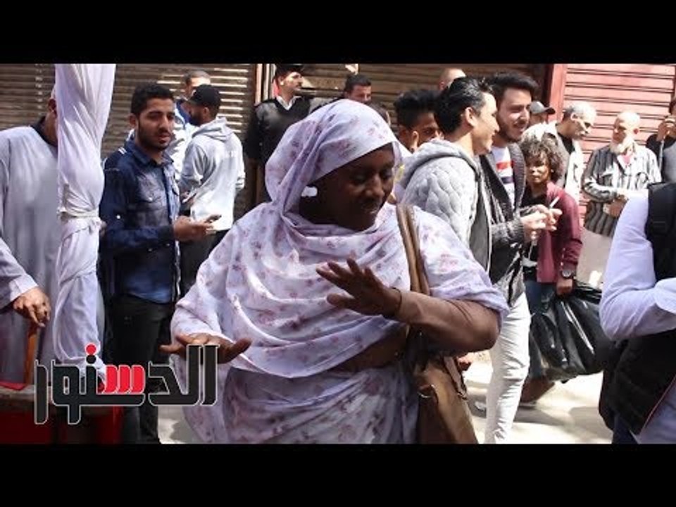 الدستور - بالزي"الأسواني" سيدة ترقص على نغمات"تسلم الأيادي"‎