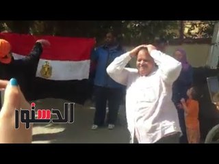 الدستور - مواطن يفاجئ الناخبين بالمعادي بأغرب رقصة