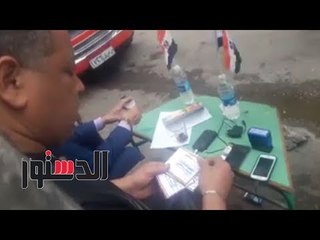 الدستور - شباب يتطوعون لمساعدة الناخبين في الوصول للجان بالزيتون