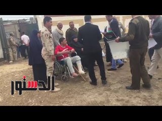 الدستور - رئيس لجنة بكفر الشيخ يساعد امرأه مسنة و طفل معاق