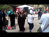 الدستور - وصلة رقص لأم وبناتها أمام لجنة فتحية بهيج بوسط البلد