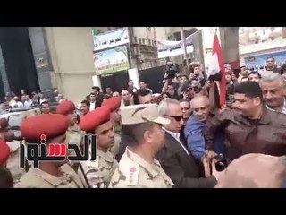 الدستور - ناخبو الزقازيق يستقبلون المحافظ بالزغاريد