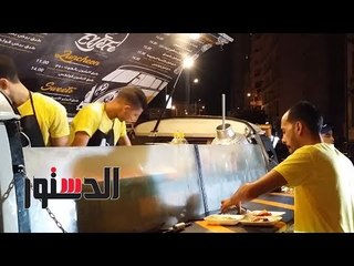 الدستور | "سحورك عندنا".. شباب بالإسكندرية يحولون سيارة قديمة لمطعم متنقل