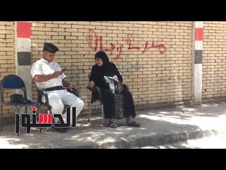 الدستور | الأهالي يحاربون توتر الانتظار امام مدرسة المنيرة بـ«الدعاء وقعدات الحكي»