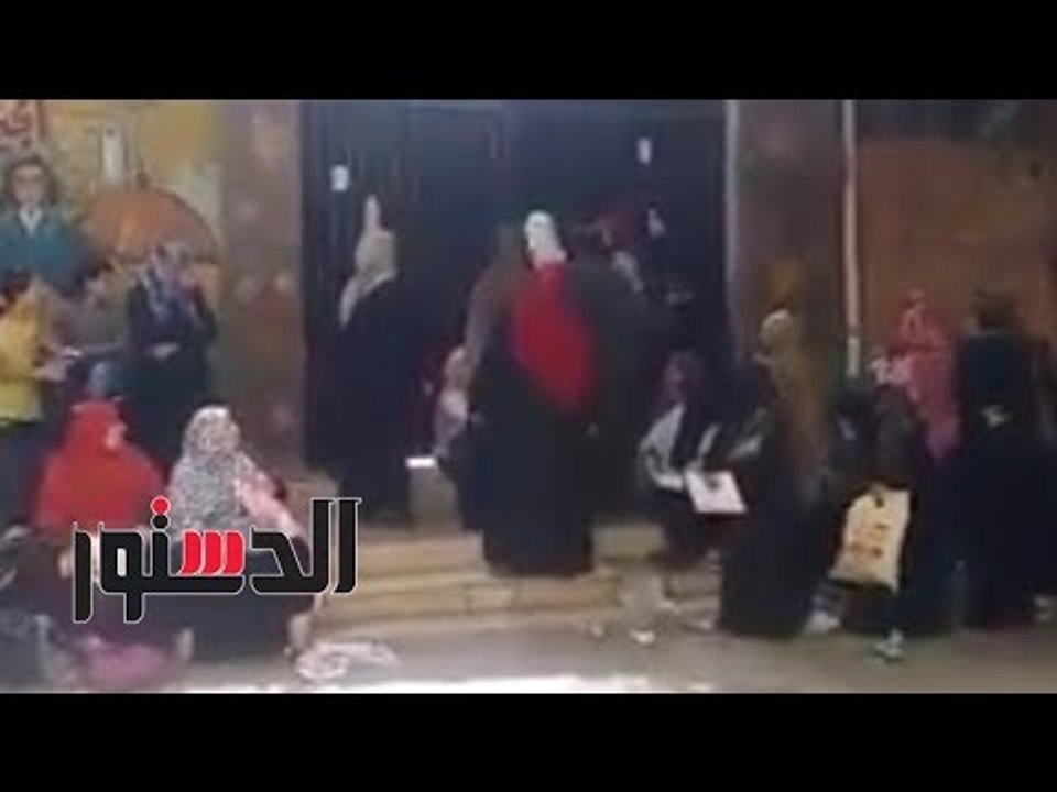 الدستور | مشادة كلامية بين أولياء الأمور واحد المدرسين خلف البوابه الحديدية