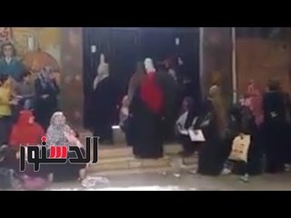 الدستور | مشادة كلامية بين أولياء الأمور واحد المدرسين خلف البوابه الحديدية