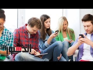 الدستور | مصريون يقترحون حلولا لعلاج إدمان "فيس بوك" اثناء السير