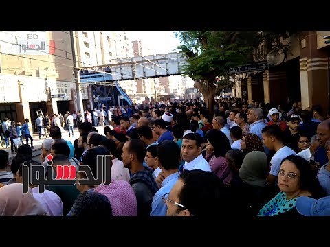 الدستور | تكدس الركاب في محطة عزبة النخل .. و المترو يسير والأبواب مفتوحة