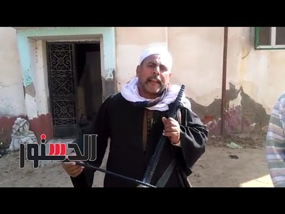 الدستور | شاعر يمدح الرسول على الربابة بشوارع البحيرة