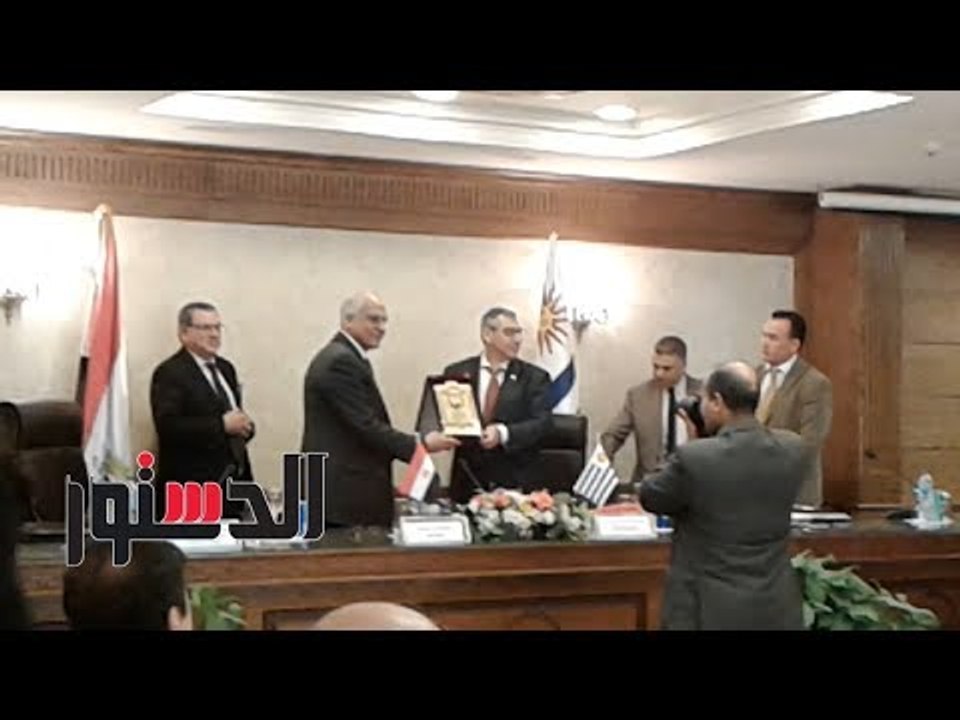 الدستور | "راشد" يهدي سفير أورجواي درع محافظة الجيزة