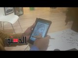 الدستور | في جناح الأزهر بمعرض الكتاب.. خطاط يرسم 