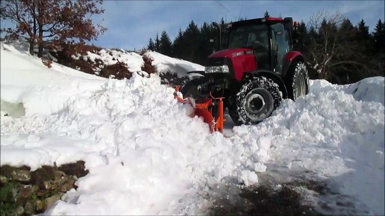 Champis : le village enseveli sous des murs de neige