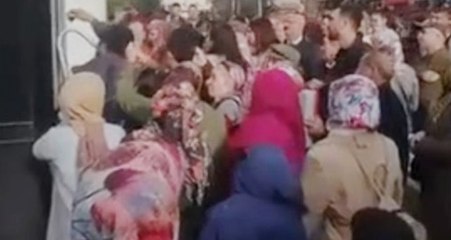 Belediye Bedava Bez Torba Dağıttı, Vatandaşlar Birbirini Ezdi