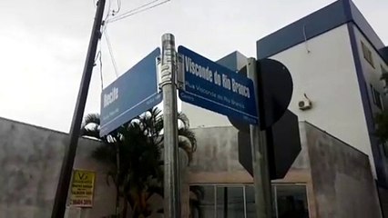 Carros batem em cruzamento na Região Central