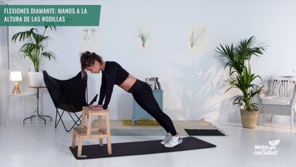 Flexiones diamante: manos a la altura de las rodillas (mujer)_