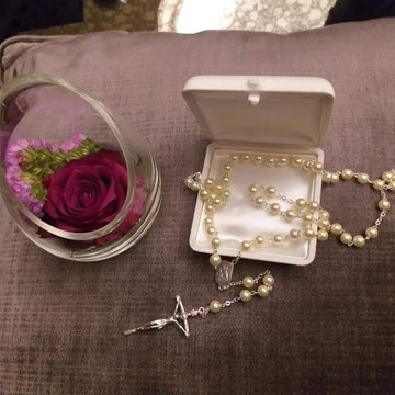 سيدة تبكي بشدة لمجرد رؤية البابا فرانسيس