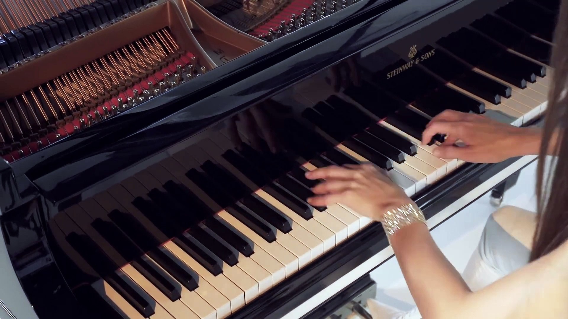 Lola Astanova joue au piano le morceau We Are the Champions de Queen -  Vidéo Dailymotion