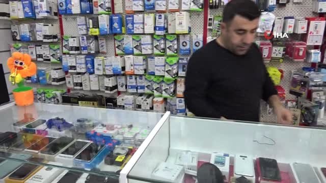 Cep Telefonu Hırsızı ile İş Yeri Çalışanının Boğuşma Anları Kamerada