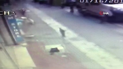 Cep Telefonu Hırsızı ile İş Yeri Çalışanının Boğuşma Anları Kamerada