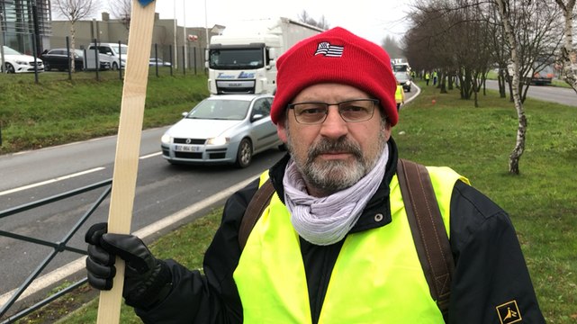 Les Gilets jaunes bloquent les poids-lourds